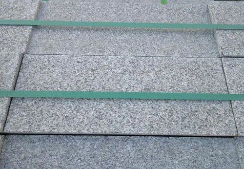 广场芝麻灰石材地铺路沿石加工及铺装施工全解析